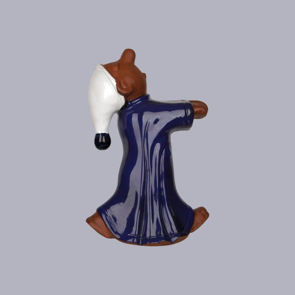 Sandmännchen-Figur aus Keramik, glänzend, in blauem Nachthemd mit weißer Schlafmütze.