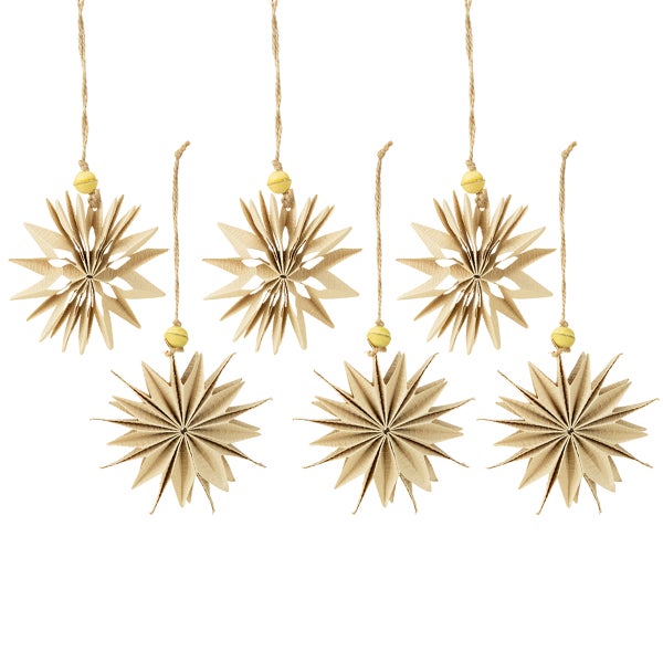 Sechs Papiersterne mit gelben Kugeln hängen an Schnüren zur Dekoration.