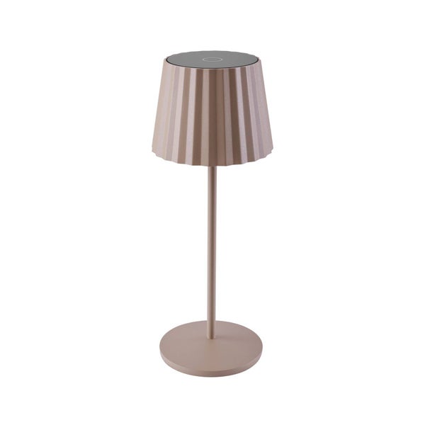 Moderne LED-Tischleuchte in Taupe mit plissiertem konischem Schirm, schlankem Stab und rundem Standfuß.