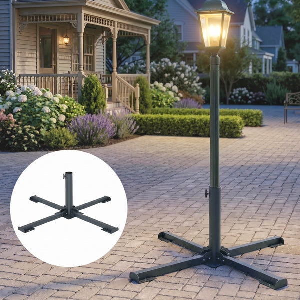 Metall-Kreuzfuß für Gartenleuchten, einzeln und in einer Gartenszene mit Lampe auf einer gepflasterten Terrasse dargestellt.