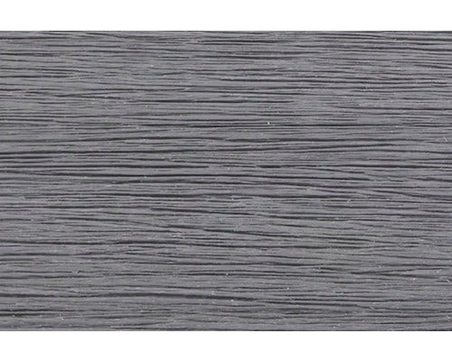 Graue strukturierte Oberfläche mit feinen horizontalen Rillen in Holzoptik für Terrassendielen oder Paneele.