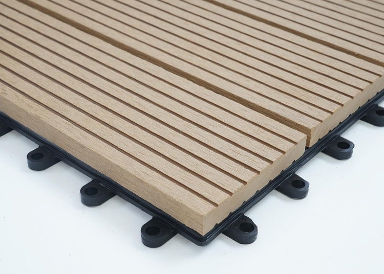 WPC-Terrassenfliese mit gerillter Oberfläche und Klicksystem.