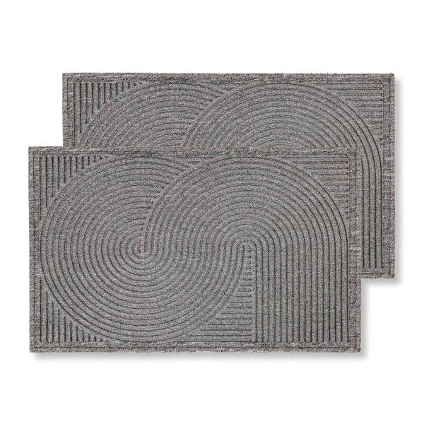 Set aus zwei Fußmatten mit strukturiertem Muster aus Bögen und vertikalen Linien.