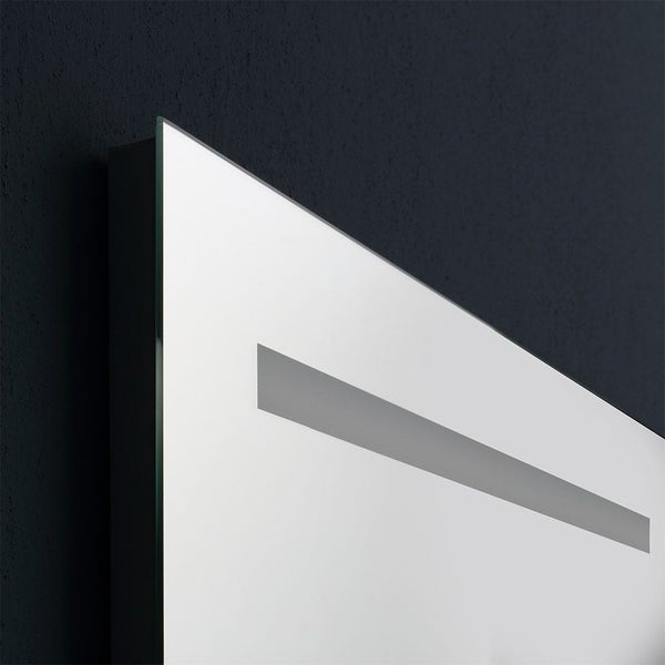 Badspiegel mit integriertem LED Lichtstreifen, Detailansicht der Ecke und des Lichtfeldes an einer Wand.