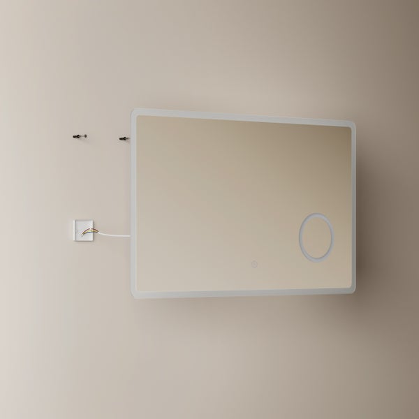 Rechteckiger LED-Badspiegel mit integrierter Beleuchtung, Vergrößerungskreis und Stromanschluss für die Wandmontage.