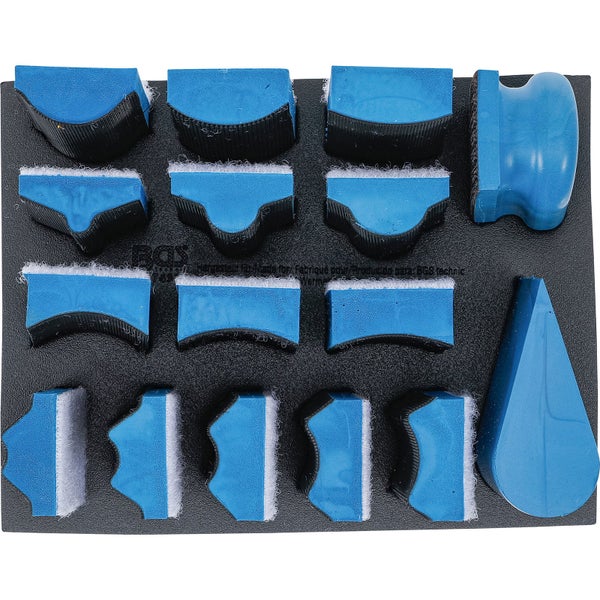 Set mit BGS technic Rakel Formen auf einer schwarzen Platte