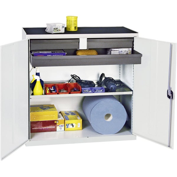 Offener Werkstattschrank aus Metall mit Schubladen und Fachböden, gefüllt mit Werkzeugen, Reinigungsmitteln und einer Papierrolle.