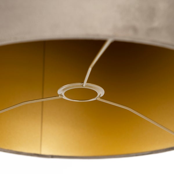 Innenansicht eines Lampenschirms mit goldenem Futter und Metallgestell