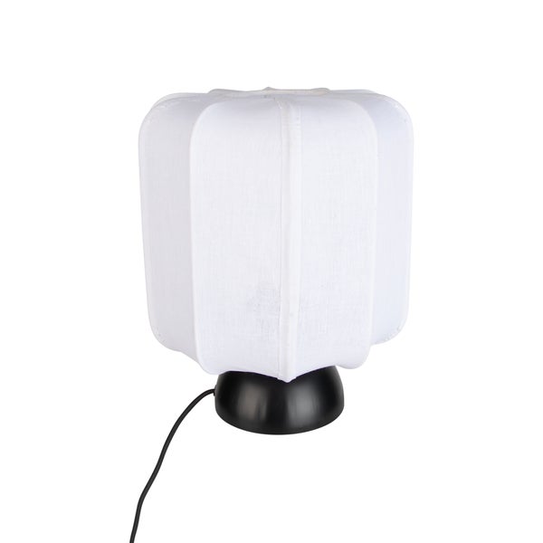 Tischleuchte mit weißem Stoffschirm und schwarzem Fuß.
