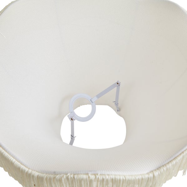 Innenansicht eines weißen Lampenschirms aus Textil mit Metallhalterung und Fransen.