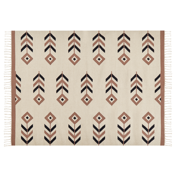 Detailansicht eines gewebten Teppichs mit Fransen, Streifen und geometrischen Mustern.