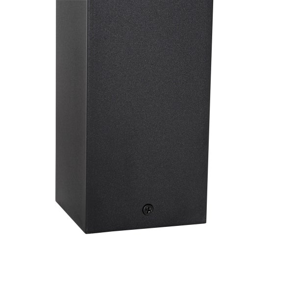 Detailansicht eines schwarzen, strukturierten, rechteckigen Leuchtenfußes mit einer Schraube.