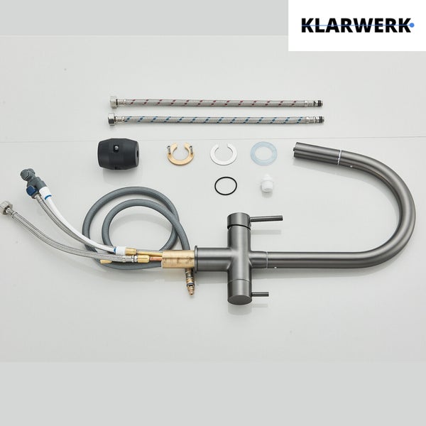 Klarwerk Küchenarmatur mit ausziehbarer Brause, Installationsset, Anschlussschläuchen und Klarwerk Logo.