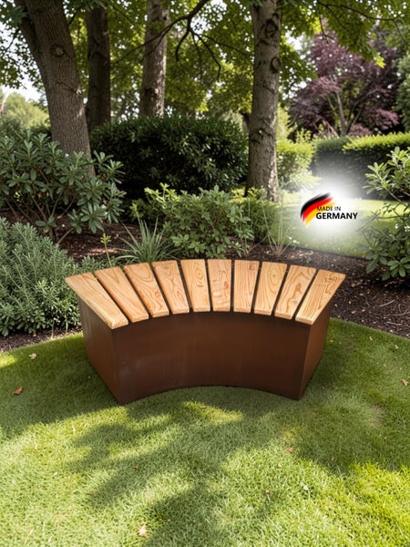 Gebogene Gartenbank aus Holz und Metall in einem Garten mit dem Herkunftsnachweis Made in Germany