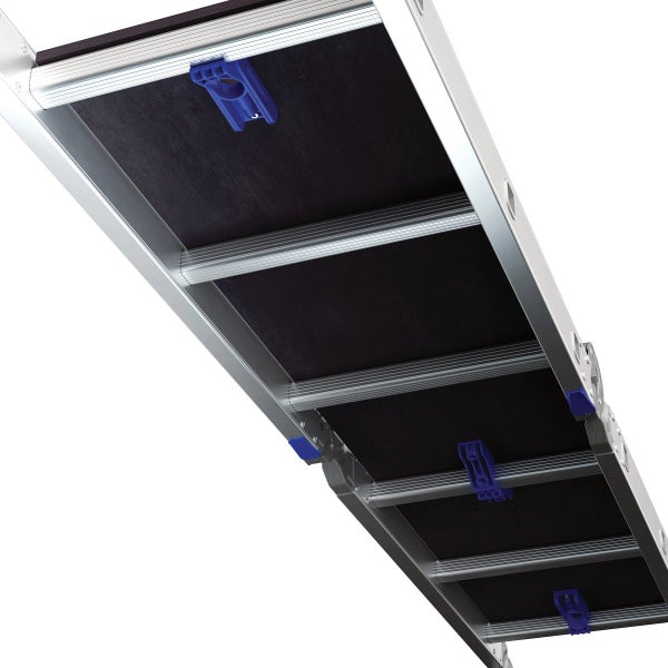 Detailansicht einer Dachbodentreppe mit Aluminiumrahmen und dunklen Trittstufen