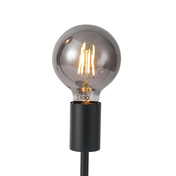 LED-Filament-Globelampe mit Rauchglas und leuchtenden Filamenten in einer schwarzen Fassung.