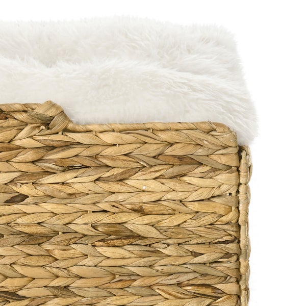 Detailaufnahme eines geflochtenen Aufbewahrungskorbs mit weichem, hellem Innenfutter