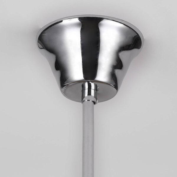 Deckenbaldachin für Pendelleuchten aus verchromtem Metall in Glockenform.
