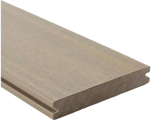Graue Terrassendiele aus Verbundwerkstoff mit holzähnlicher Maserung und seitlichen Nuten für die verdeckte Befestigung.