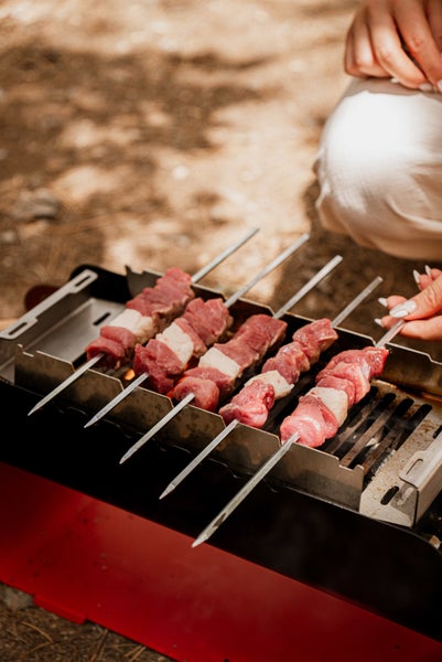 The Favilla FUMO mobiler Holzkohlegrill (48x17x11 cm) in Rot – 2-in-1 Grill mit Edelstahlrost & Spießhalterung – Inkl. Tragetasche für Camping