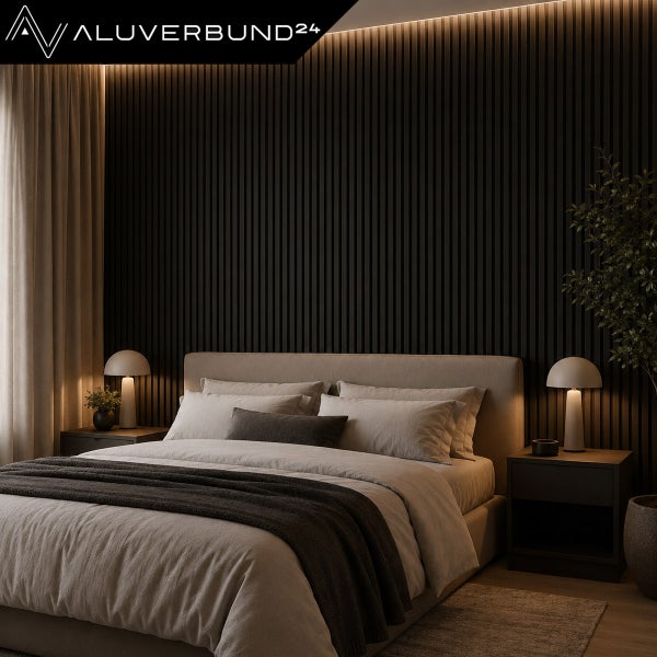 Modernes Schlafzimmer mit vertikalen Wandpaneelen, Doppelbett und indirekter Beleuchtung. Aluverbund24 Logo im Bild.