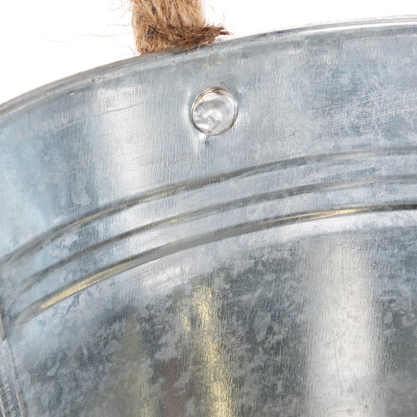 Nahaufnahme eines verzinkten Metalleimers mit einem Seilgriff und einer stabilen Nietverbindung.