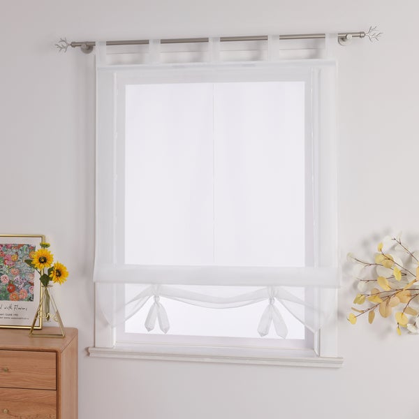 Dekoratives Fenster mit weißem Voile-Raffrollo und Gardinenstange mit Baum-Motiv