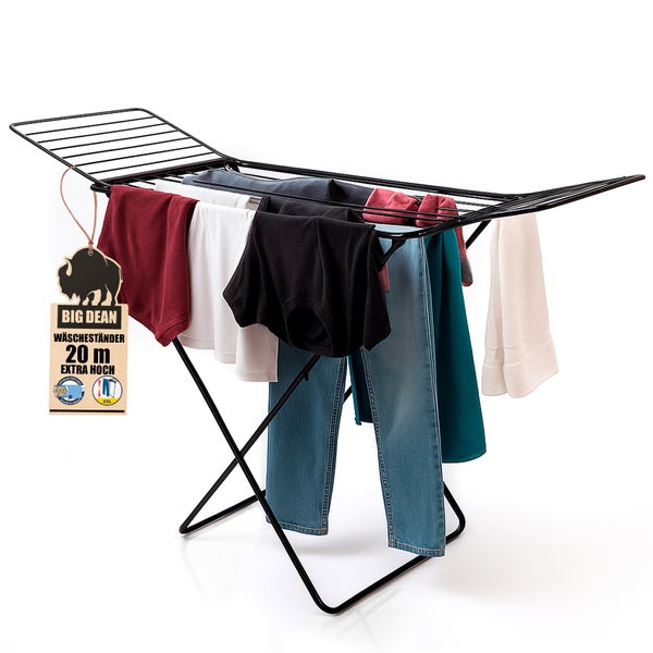 Wäscheständer mit daran hängender Kleidung und Big Dean Logo