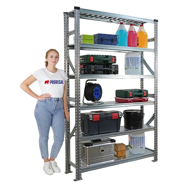 Hohes Metallregal mit verschiedenen Werkzeugkästen, Kabeltrommel und Reinigungsflaschen