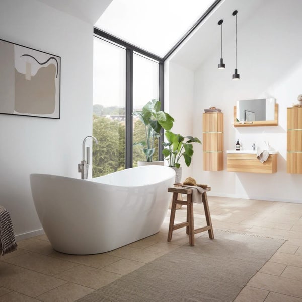 Modernes Badezimmer mit freistehender Badewanne, bodentiefem Fenster, hängendem Waschbecken mit Holzfronten und dekorativem Holzhocker.
