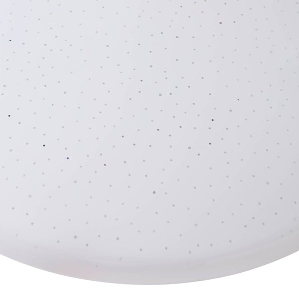 Nahaufnahme der Oberfläche einer weißen LED-Deckenleuchte mit Sternenhimmel-Effekt und glitzernden Punkten.