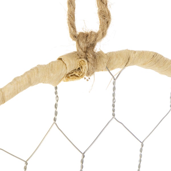 Detailaufnahme eines Deko-Hängers aus Drahtgeflecht mit Papierumwicklung und Kordel zum Aufhängen.