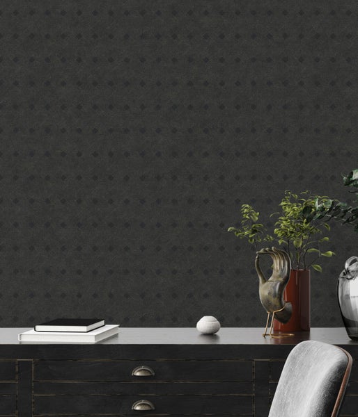 Nahaufnahme einer Wand mit gemusterter Tapete, einem schwarzen Schrank und Dekorationsgegenständen