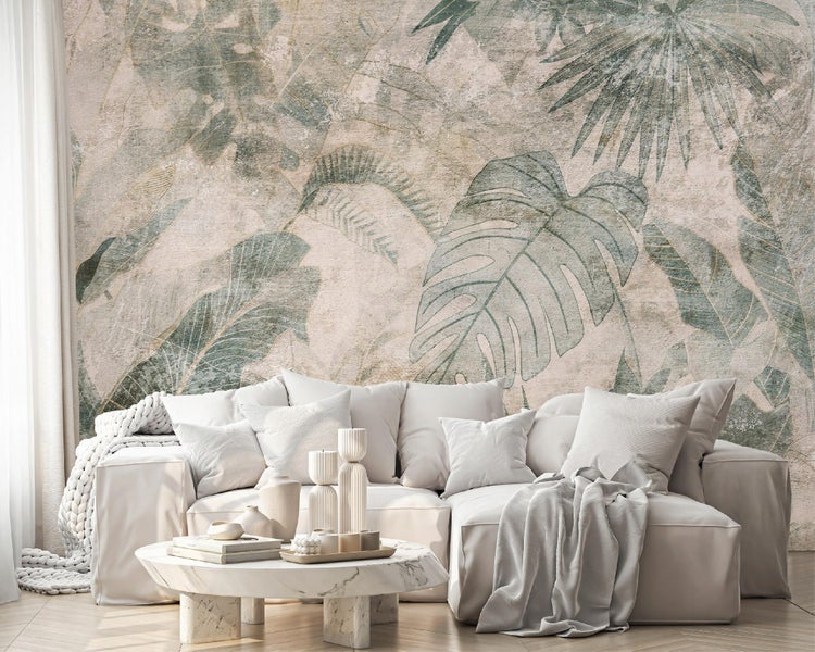 Wohnzimmer mit Sofa, Couchtisch und Wandtapete mit Pflanzenmotiven