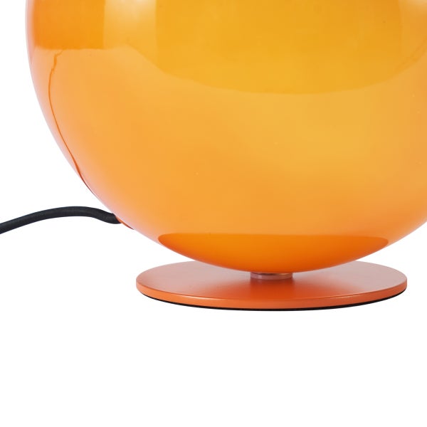 Detailansicht einer runden orangefarbenen Tischleuchte mit flachem Standfuß und schwarzem Netzkabel