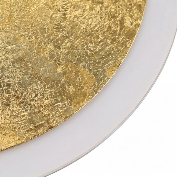 Nahaufnahme einer runden Leuchte mit strukturierter Oberfläche in Goldblatt-Optik und mattem Rand.