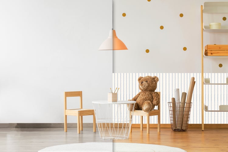 Helles Kinderzimmer mit Holzmöbeln, Teddybär und Regalen