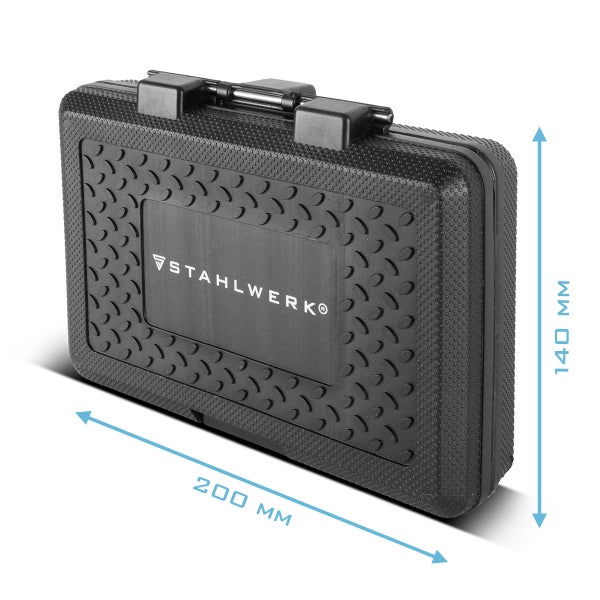 Schwarzer Stahlwerk Werkzeugkoffer mit Stahlwerk Logo, Breite 200 Millimeter und Höhe 140 Millimeter.