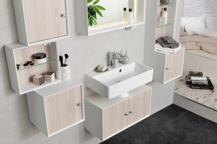 Badezimmer mit Waschbecken, Spiegelschrank und Hochschrank in heller Holzoptik