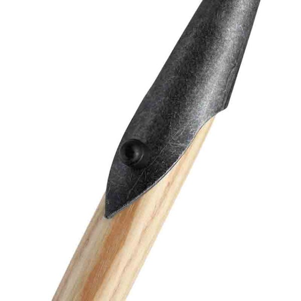 Detailaufnahme einer Gartenhacke mit Holzgriff und Metallblatt