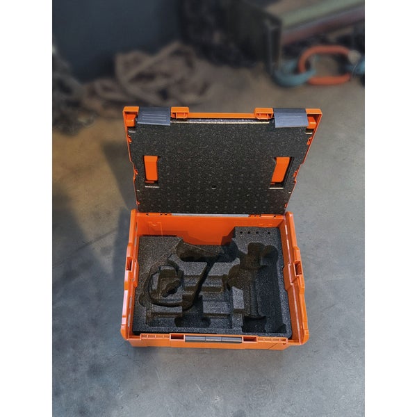 Offener Werkzeugkoffer mit Schaumstoffeinlage für Werkzeuge, Gehäuse aus orangefarbenem Kunststoff und Schaumstoffpolsterung im Deckel.