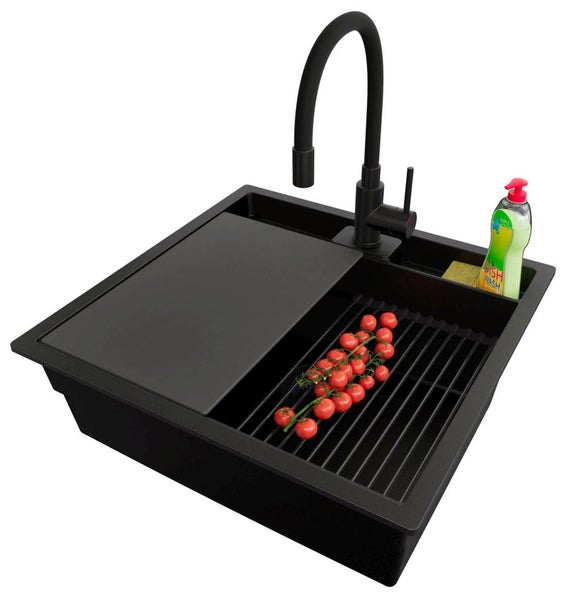 Schwarze Küchenspüle mit Armatur, Schneidebrett, Abtropfgestell, Spülmittel und Tomaten