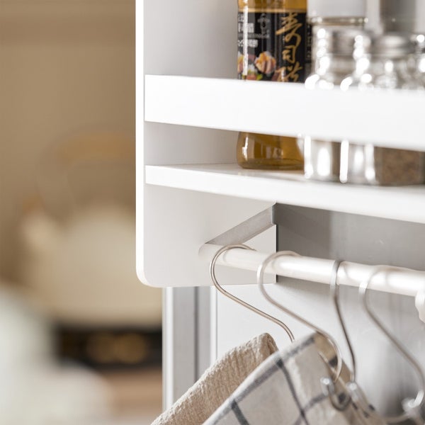 Küchenregal mit Gewürzen und Geschirrtüchern