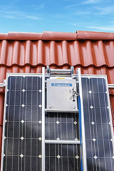 Montierte Solarmodule auf einem Dach mit einem Montageaufzug der Firma Bavaria.