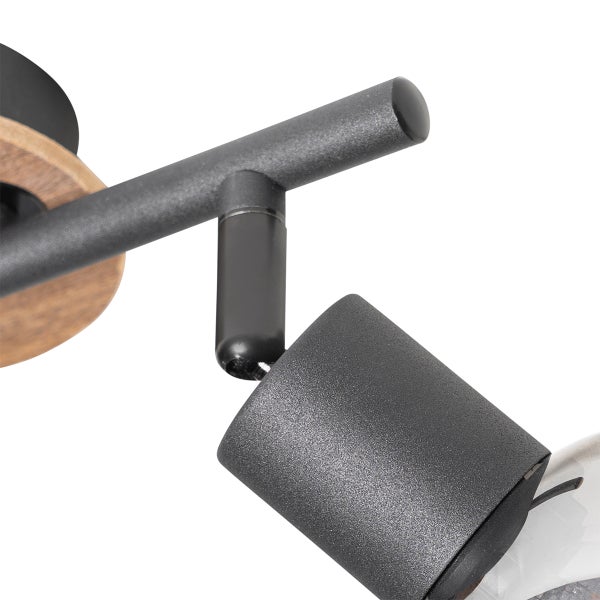 Detailaufnahme einer Deckenleuchte mit Holz- und Metallelementen