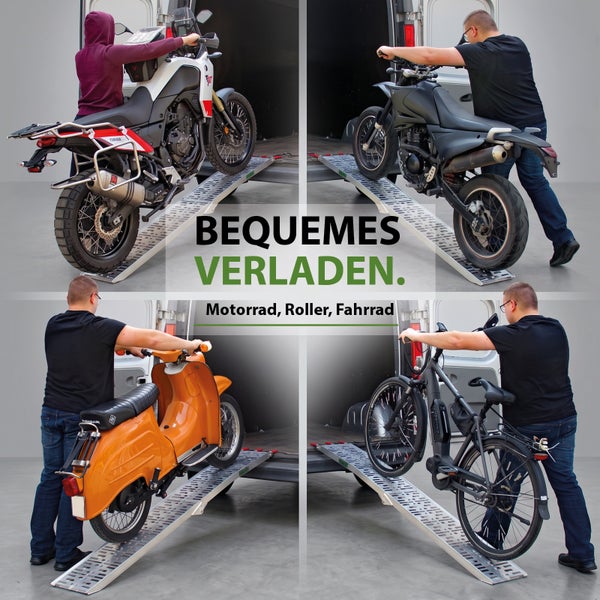 Eine Person schiebt ein Motorrad, einen Roller und ein Fahrrad über eine Auffahrrampe aus Metall in ein Fahrzeug.