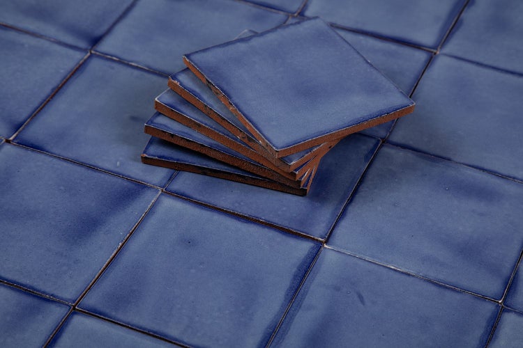 Blaue Keramikfliesen für Wand und Boden