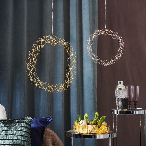 Dekorative Szene mit hängenden, runden Lichterkränzen und Tischdekoration