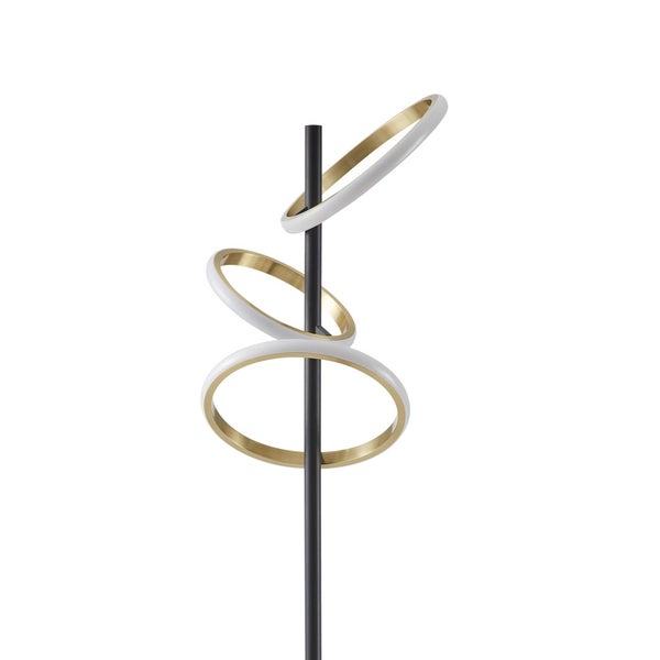 Moderne Stehleuchte mit drei LED-Ringen an einem schwarzen Stab, Ringe mit goldfarbener Innenseite und weißer Außenseite.
