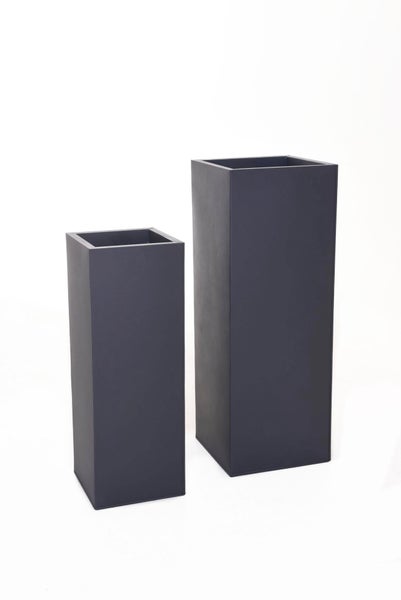 Zwei hohe, rechteckige Pflanzgefäße in Anthrazit mit unterschiedlichen Höhen, modernes Design.